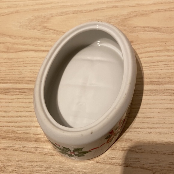 Holiday soap dish with holly and berries - Picture 10 of 13